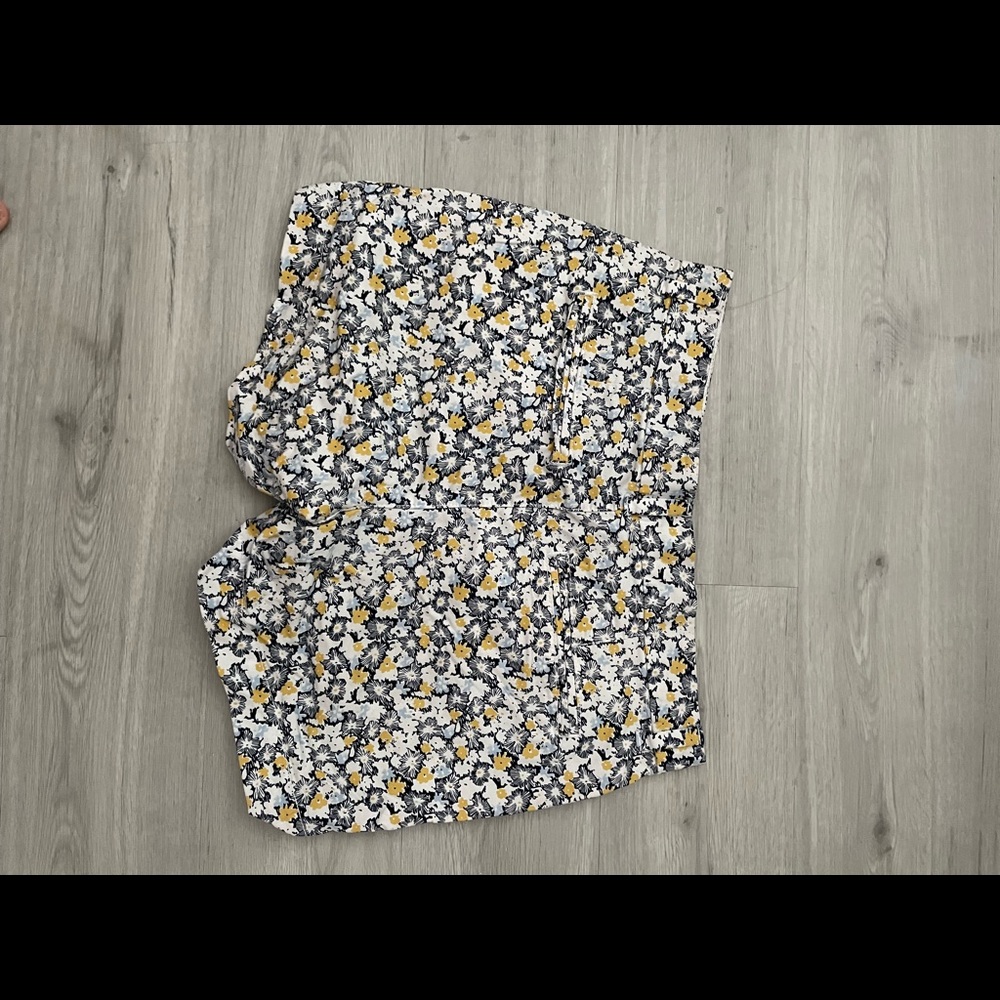 old navy shorts - Picture 2 of 2